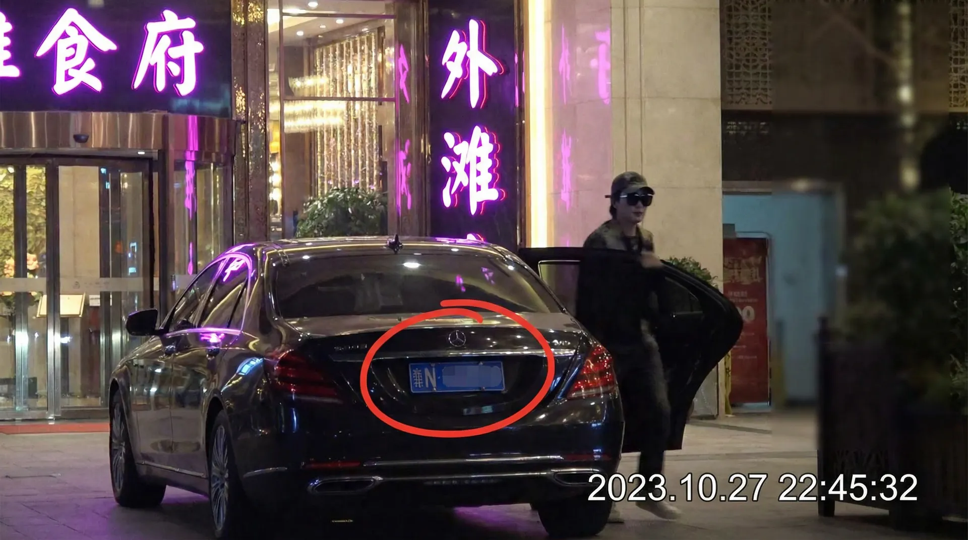 美女网站18 - 豪车餐厅外被拍